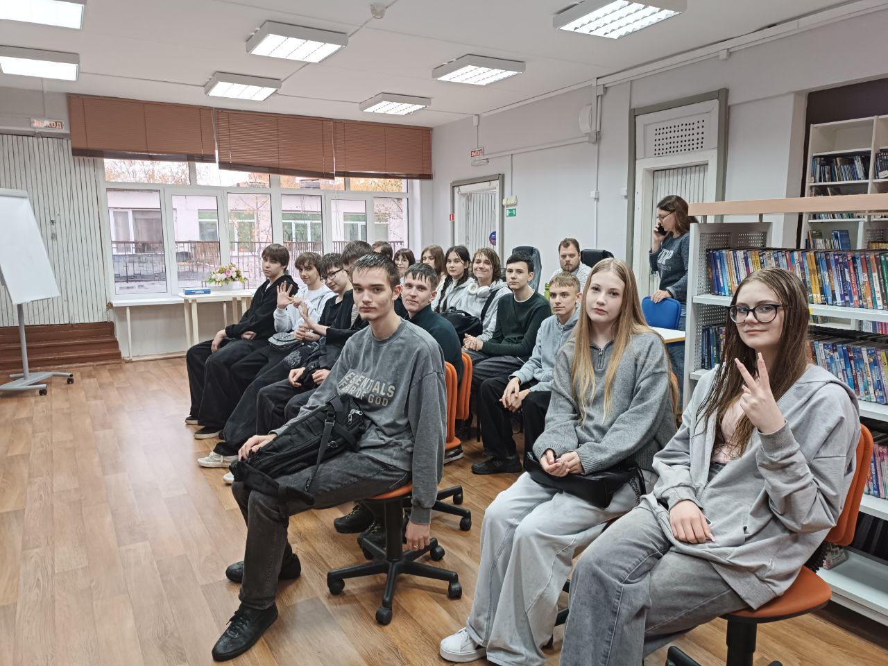 Студенты слушают лекцию в библиотеке